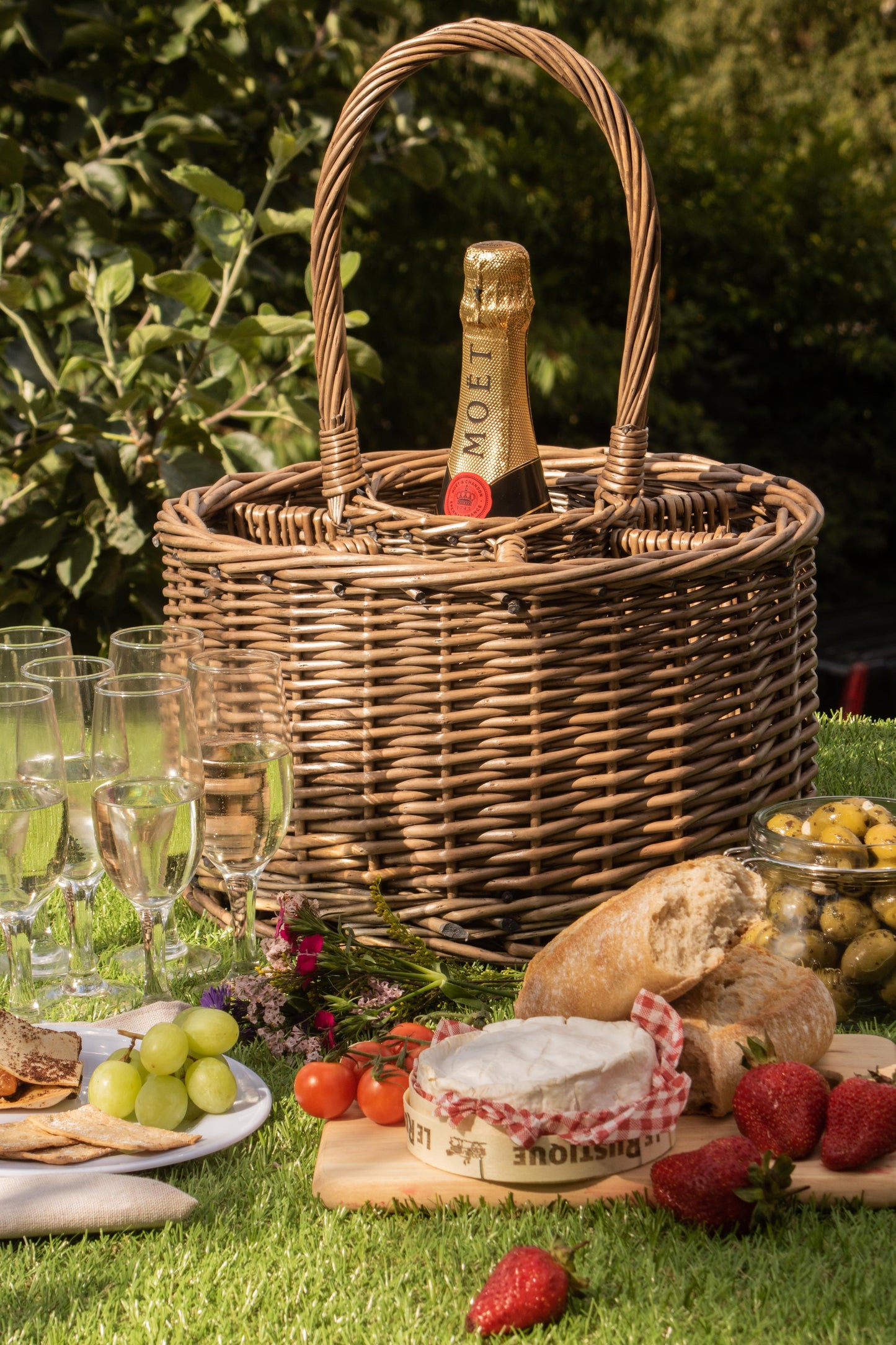 Special Event Basket – Willow Serving Basket with Glasses