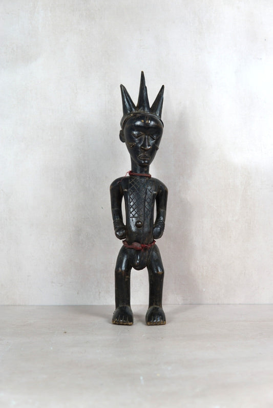 Baule carved male figure sculpture 118.1 from the Ivory Coast with three-pointed coiffure and deep dark patina

