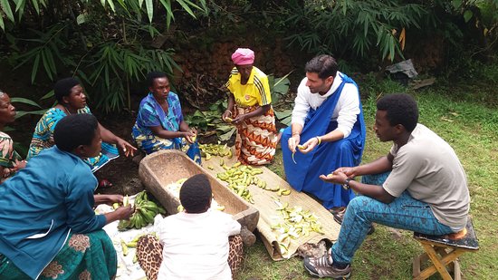 Traditional Rwandan context image accompanying the Umuvure wooden vessel 89.1